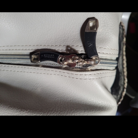 Guess Overnight Diaper/Travel/Gym Bag Tote - Picture 4 of 12